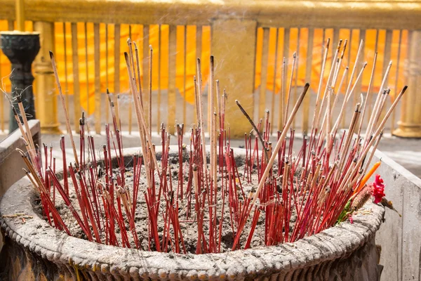 Räucherstäbchen im buddhistischen Tempel — Stockfoto