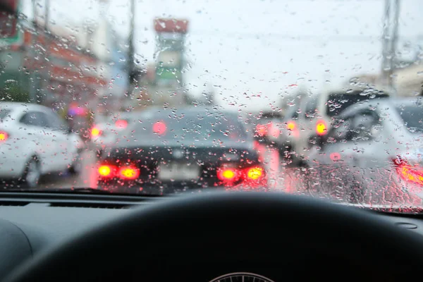 Rijden op een regenachtige in een stad, uitzicht vanaf binnen. — Stockfoto