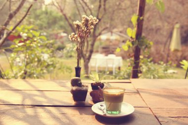 Ahşap doku arka plan - Vintage etkisi üzerinde kahve latte sanat
