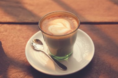 Ahşap doku arka plan - Vintage etkisi üzerinde kahve latte sanat