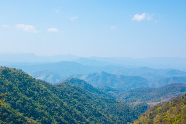 güzel dağ manzarası. bulutlu gökyüzü. chiang, ülke 