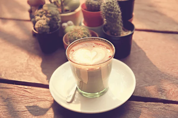 Kaffe latte art på trä textur bakgrunden - Vintage effekt — Stockfoto