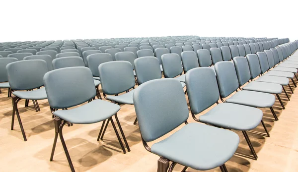Стулья в конференц-зале на белом фоне — стоковое фото