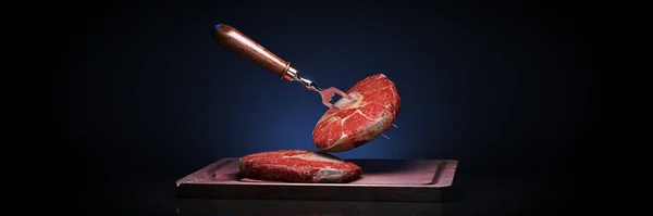 Steak Bœuf Cru Osso Bucco Sur Noir Rendu — Photo