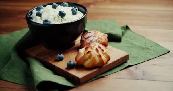 Stugostar i skål. Hemlagad Curd Cheese serveras med vinbär eller blåbär. Hälsosam frukost koncept. Bildspel. — Stockvideo