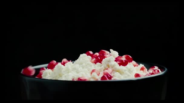 Närbild stuga ost i skål. Hemlagad curd ost serveras med granatäpple frön i en skål. — Stockvideo