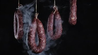 Tütsüleme evinde lezzetli salam halkalarının hareketi.