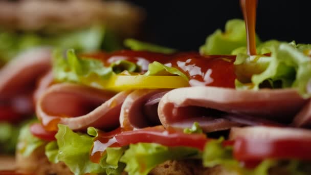 Sluit het zetten van rode saus op sandwich met groenten. — Stockvideo