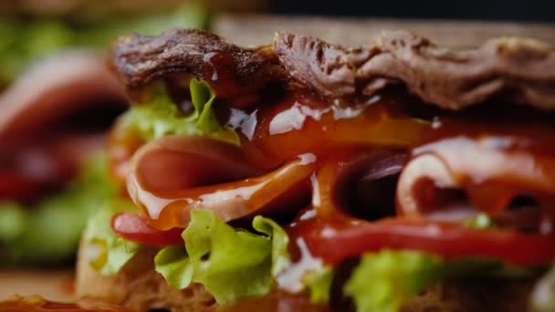 Cerrar la salsa roja en el sándwich con verduras. — Vídeo de stock