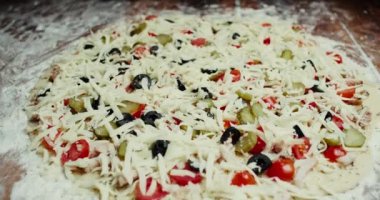 Geleneksel İtalyan pizzasını evde yapma süreci. Kapatın. Kaydırma atışı.