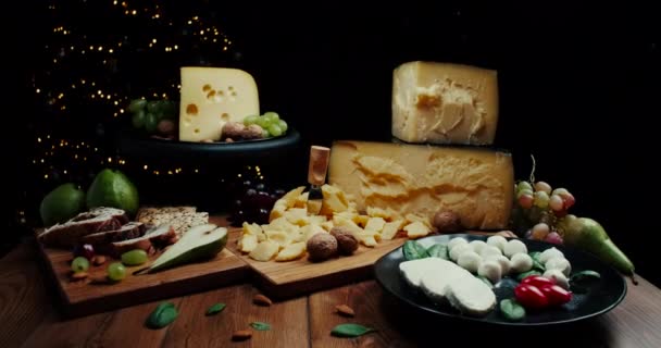 Assortiment de différents types de fromages sur fond en bois. Fromage de fond. Photo de diapositive. — Video