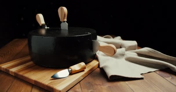 Mellanhård ost huvud parmesan på träskiva, med ost parmesan knivar. Bildspel. — Stockvideo