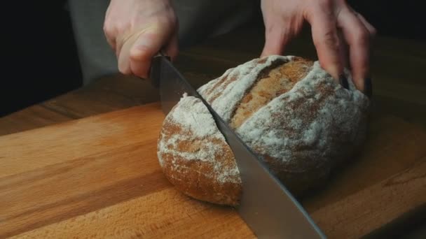 Mujer cortando pan en la cocina. Cortar pan para hacer un sándwich. Proceso de cocción — Vídeos de Stock