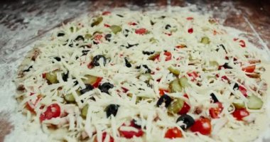 Geleneksel İtalyan pizzasını evde yapma süreci. Kapatın. Dolly-out shot..