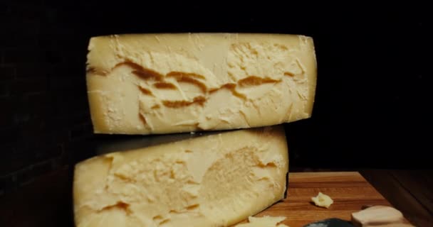 Parmigiano a testa di formaggio a pasta dura media su tavola di legno. Dolly-out shot. — Video Stock