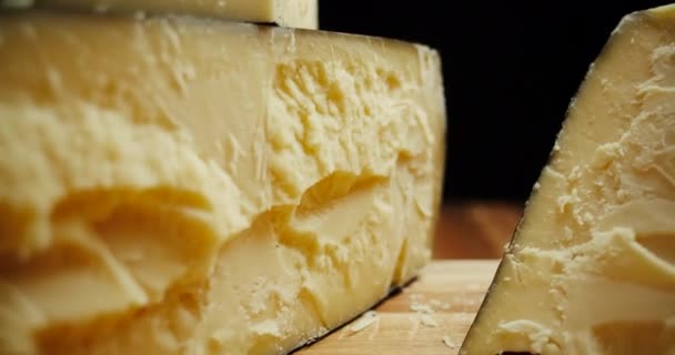 Mellanhård ost huvud parmesan på träskiva. Dolly-out skott. — Stockvideo