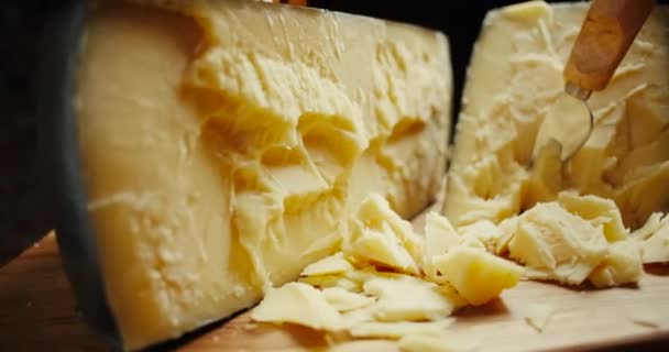 木製ボード上の中型ハードチーズヘッドパルメザンチーズ、回転ショット. — ストック動画
