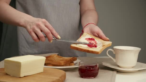 Chef fêmea cozinhar sanduíche na cozinha. — Vídeo de Stock