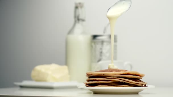 Crema agria o leche condensada vertiendo panqueque en la bolsa. — Vídeo de stock