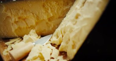 Tahtada orta boy parmesan peyniri, döner atış..