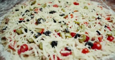 Geleneksel İtalyan pizzasını evde yapma süreci. Kapatın. Kaydırma atışı.