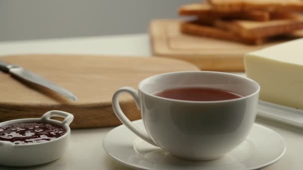 Primo piano cottura a vapore di caffè caldo o tazza di tè — Video Stock