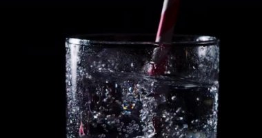 Su dökülüyor, soda dökülüyor, baloncuklar, buz ve soda, içecekler, bardağa düşen su, bardağa düşen soda, videolara yakınlaştırılan cam kabarcıkları, temiz cam kabarcıkları.