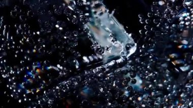 Su dökülüyor, soda dökülüyor, baloncuklar, buz ve soda, içecekler, bardağa düşen su, bardağa düşen soda, videolara yakınlaştırılan cam kabarcıkları, temiz cam kabarcıkları.