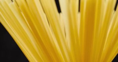 Makarna masada dönüyor. Siyah bir arkaplanda.