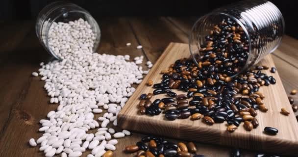 Řada různých druhů fazolí na stole. video posuvníku. — Stock video