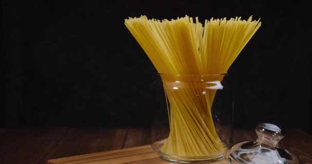 Pasta draait op de tafel. Op een zwarte achtergrond. — Stockvideo