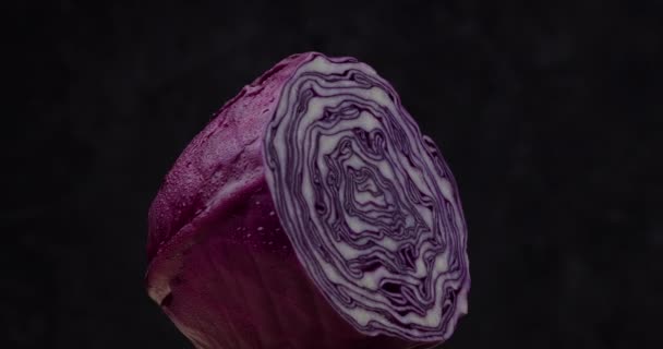 Nahaufnahme von Rotkohl drehen auf dunklem Hintergrund. — Stockvideo