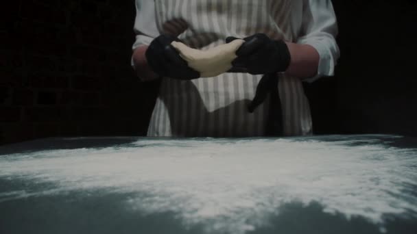 요리사가 이탈리아 피자를 요리하는 모습을 가까이 서 볼 수있습니다. 휘어진 피자 반죽을 만드는 모습 — 비디오