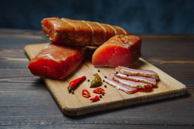 Tahta masada çeşitli et ve sosisler var. Gemide servis ediliyor, yakın plan.