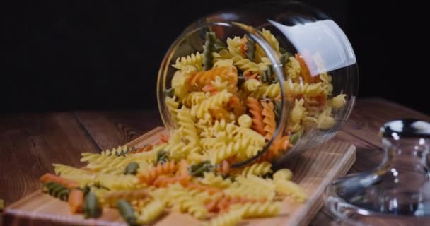 Pâtes sécher dans un pot sur la table en bois. Dolly shot. — Video