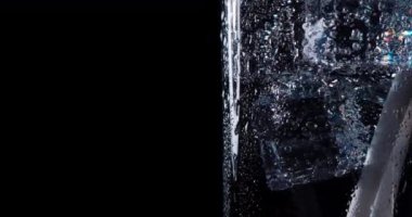 Su dökülüyor, soda dökülüyor, baloncuklar, buz ve soda, içecekler, bardağa düşen su, bardağa düşen soda, videolara yakınlaştırılan cam kabarcıkları, temiz cam kabarcıkları.