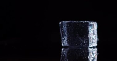 Kapalı arkaplanda dönen buz küpleri.