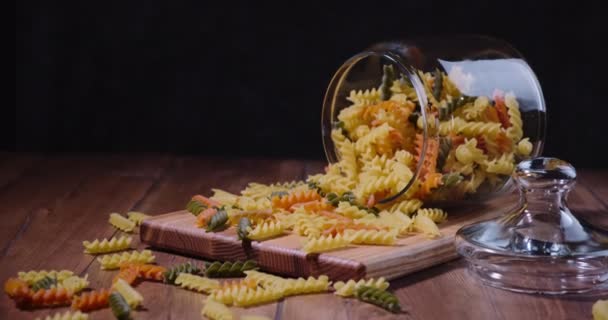 Pasta torr i burk på träbordet. Dolly skjuten. — Stockvideo