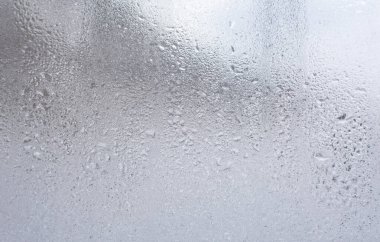 Pencerenin üzerindeki donmuş damlaların deseni