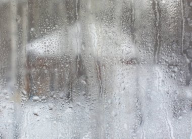 Pencerenin üzerindeki donmuş damlaların deseni