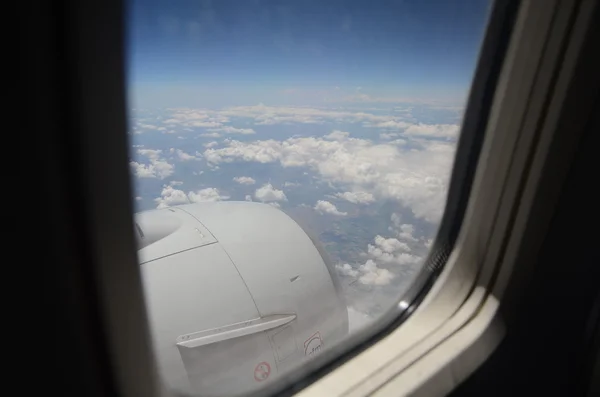 Samolot okna z widokiem na niebo i chmury. — Zdjęcie stockowe