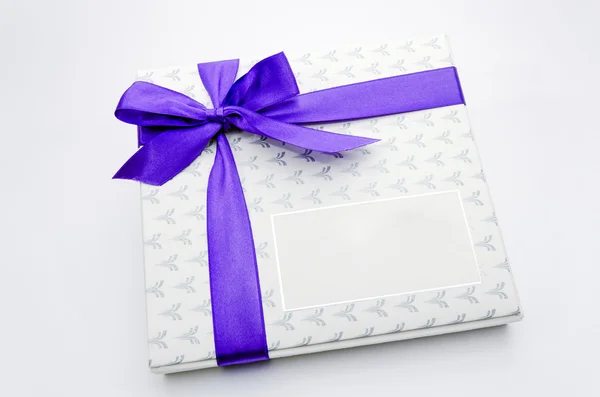 Imprimat pe o cutie de cadouri din panglică violet — Fotografie, imagine de stoc