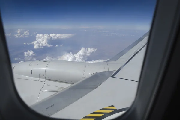 Παράθυρο του αεροπλάνου με θέα του ουρανού και τα σύννεφα. — Φωτογραφία Αρχείου