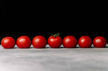 Koyu gri arkaplanda kırmızı domates çizgisi