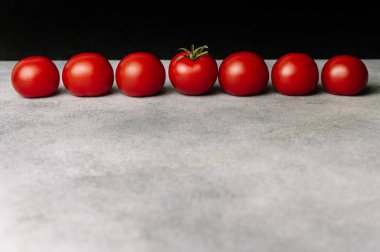 Koyu gri arkaplanda kırmızı domates çizgisi