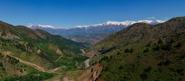 Kamchik Geçidi 'nden Manzaralı Dağ Manzarası, Taşkent, Özbekistan. Qurama dağlarının panoramik fotoğrafı.
