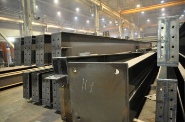 Endüstriyel ve sivil inşaat için metal yapılar üretimi için sanayi tesisi. Tamamlanmış metal yapılar.