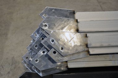 Sivil ve endüstriyel inşaat için metal yapılar üretmek üzere fabrika. Tamamlanmış ürünler.