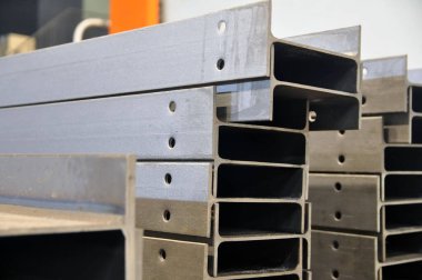 Sivil ve endüstriyel inşaat için metal yapılar üretmek üzere fabrika. Tamamlanmış ürünler.