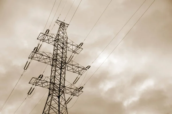 Щогла Лінії Електропередач Тлі Похмурого Сірого Неба Енергетика — стокове фото
